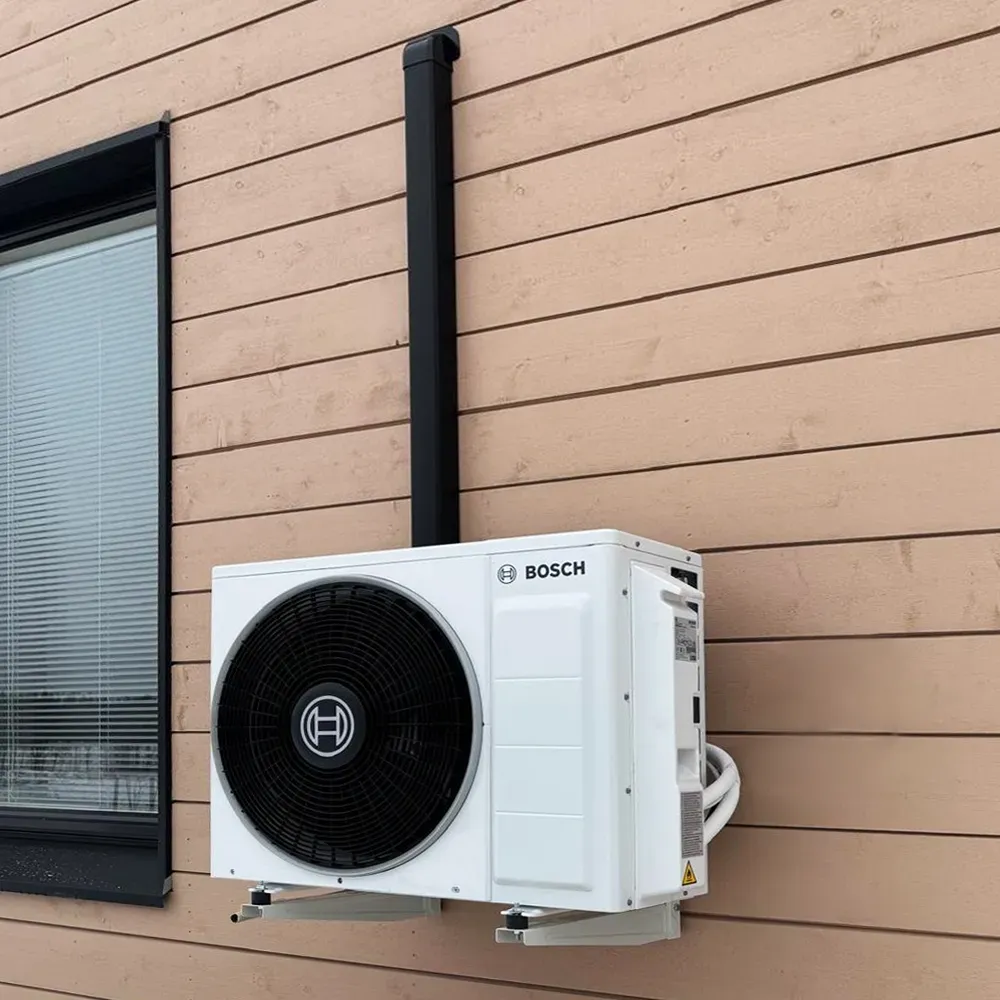 Bosch ilmalämpöpumpun ulkoyksikkö asennettuna puisen talon ulkoseinään