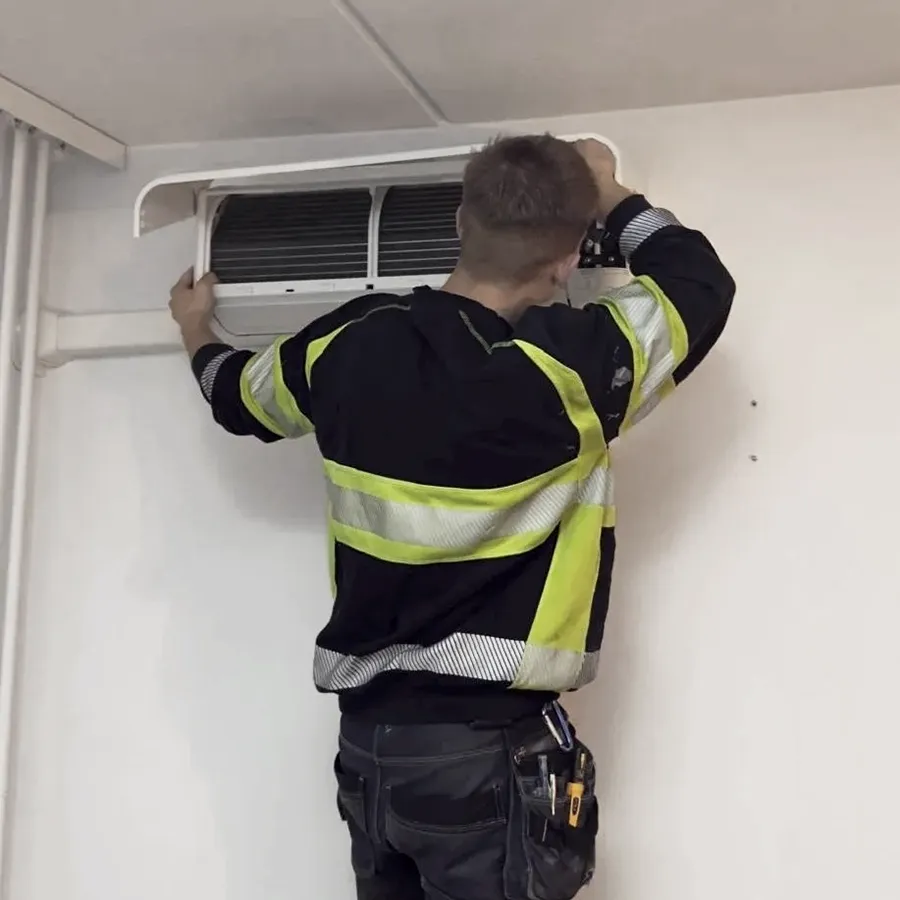 Ilpfixin asentaja asentamassa ilmalämpöpumpun sisäyksikköä