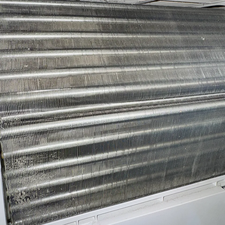 pölyinen ilmalämpöpumpun kenno ennen ilmalämpöpumpun huoltopesua