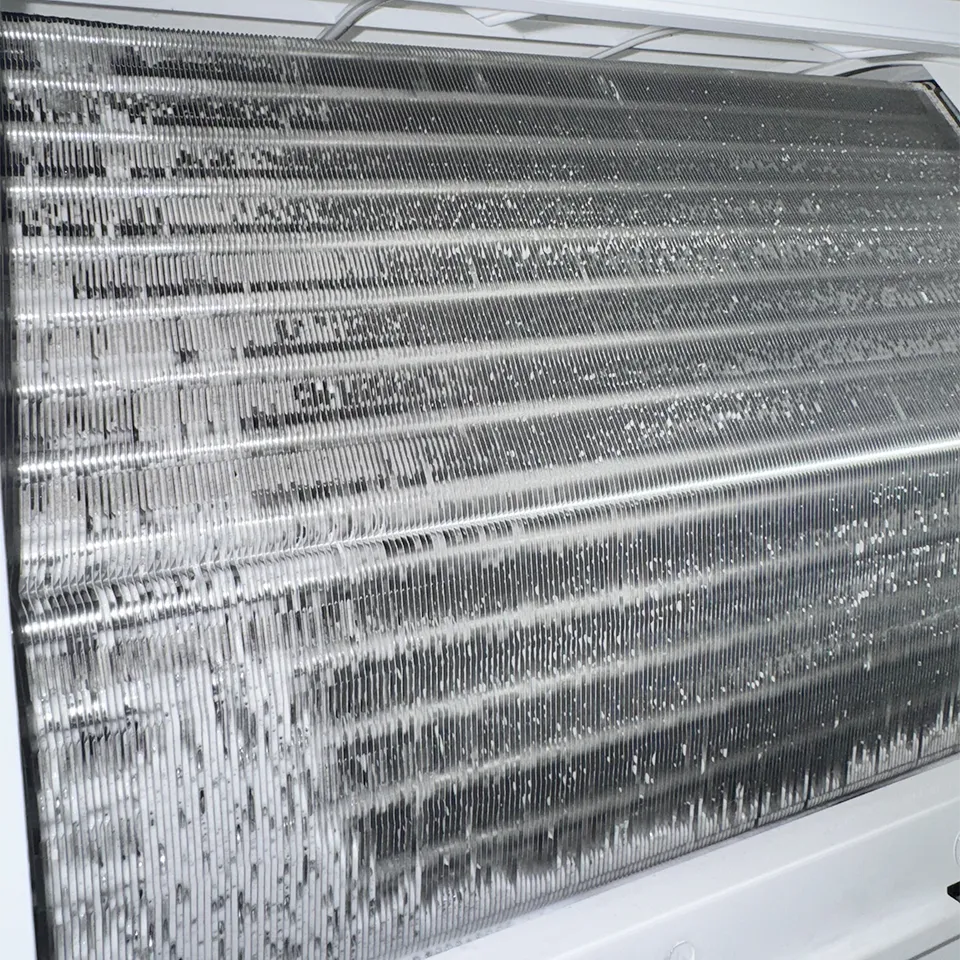 ilmalämpöpumpun huoltopesu käynnissä: puhdistusaine kennossa