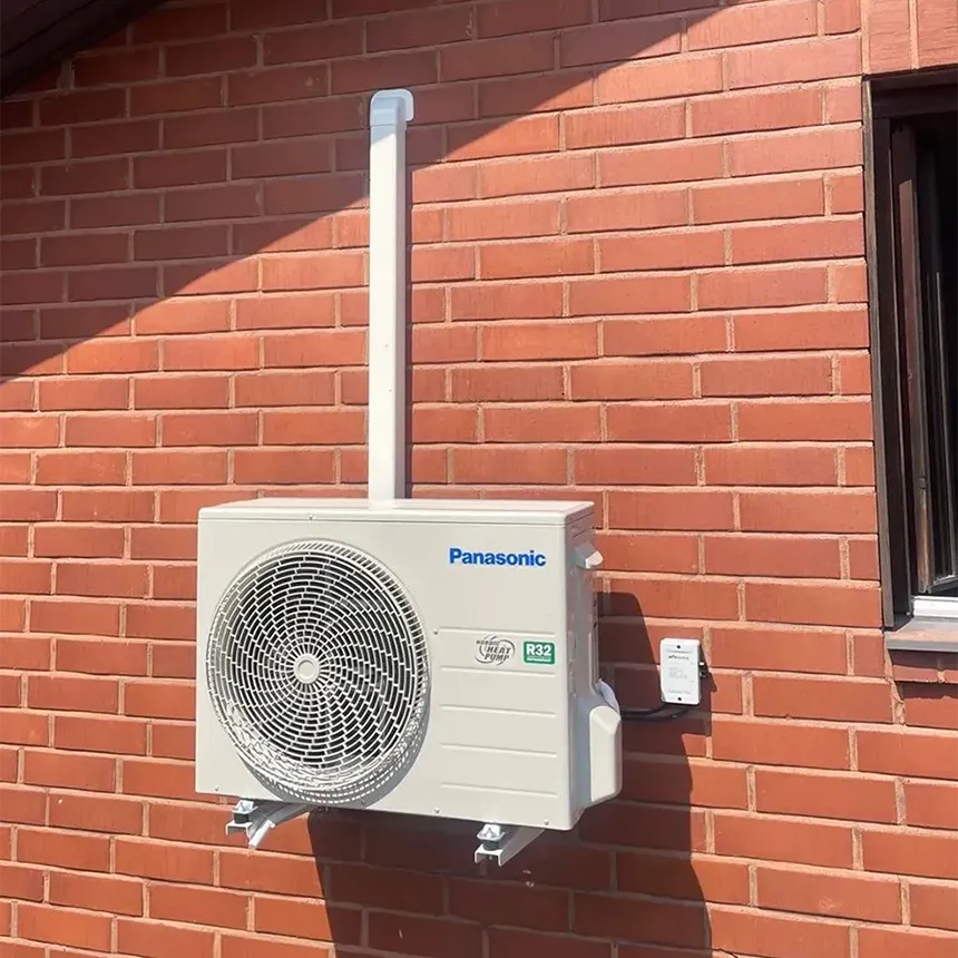 Panasonic ilmalämpöpiumppu asennettuna tiiliseinään toiseen kerrokseen