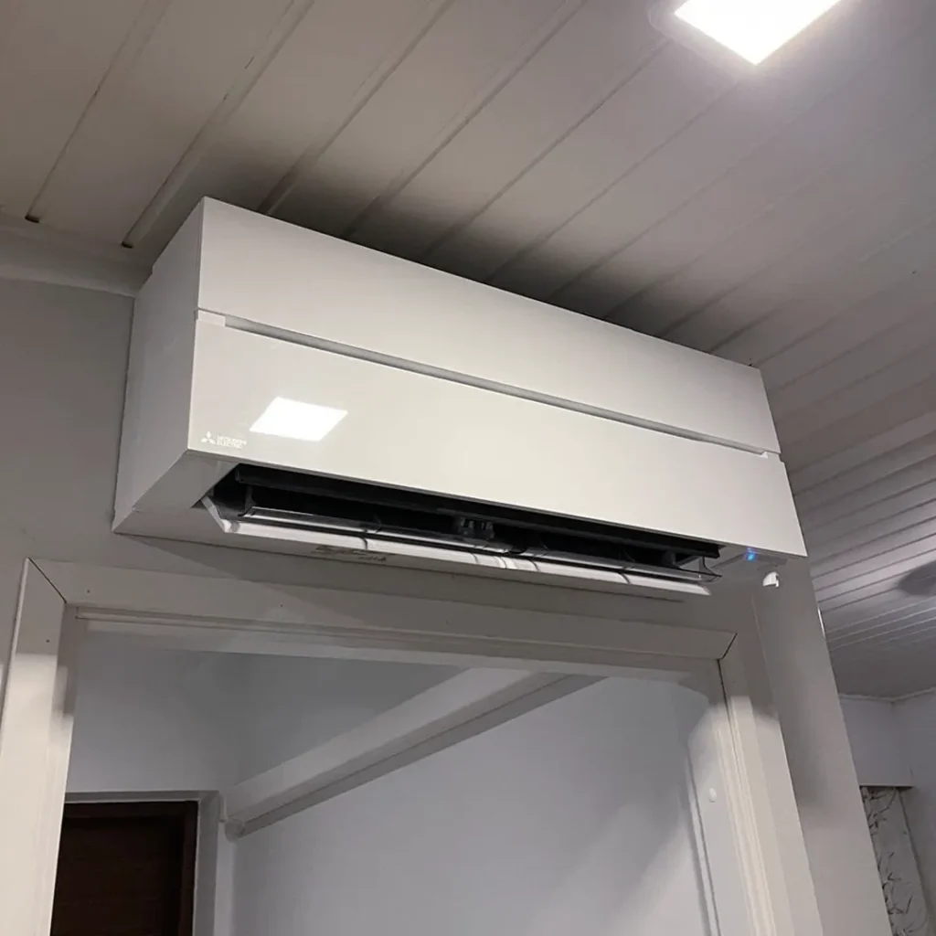 Mitsubishi Electric ilmalämpöpumppu asennettuna talon seinälle