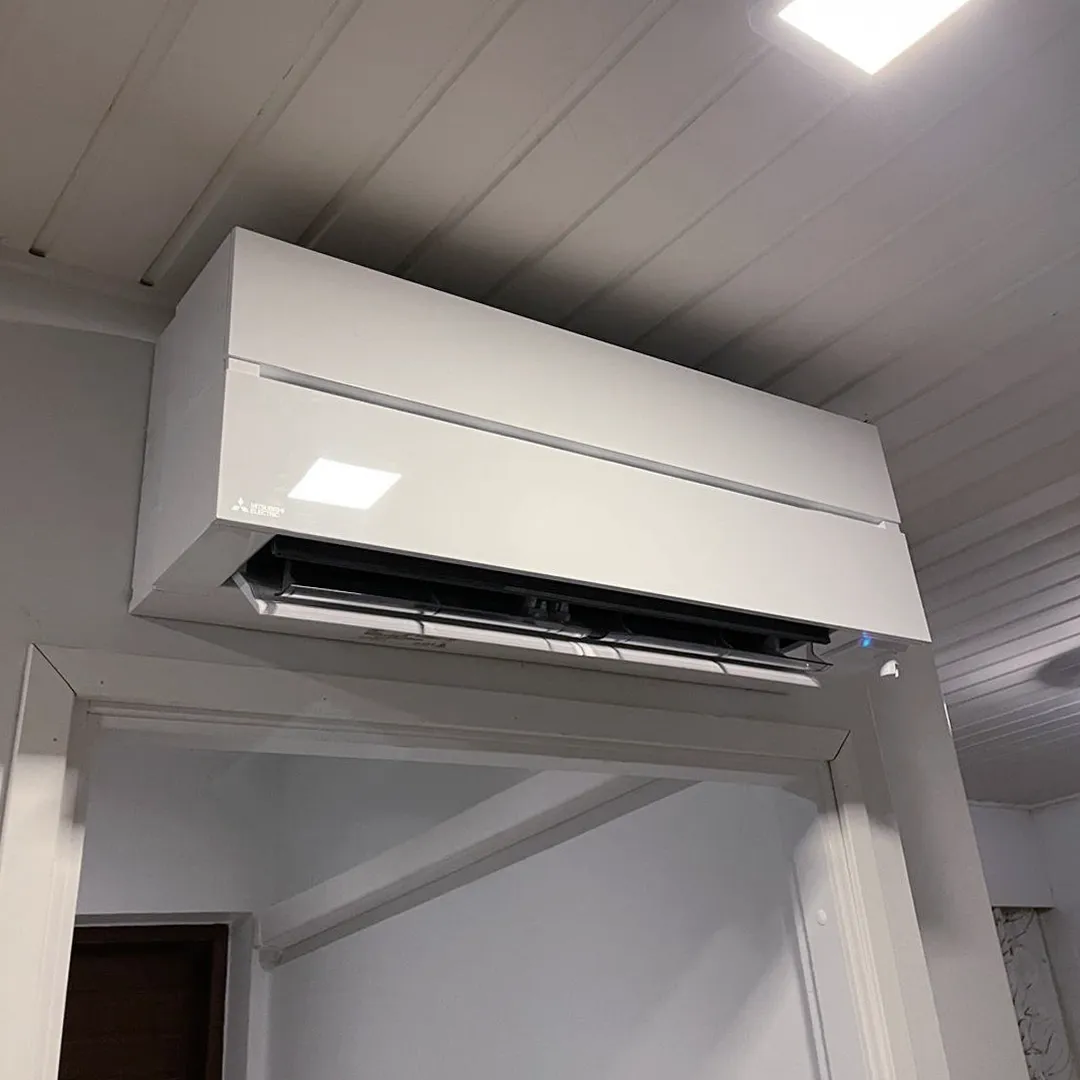 Mitsubishi Electric ilmalämpöpumppu asennettuna talon seinälle