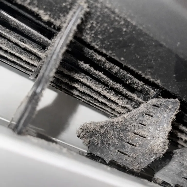 Ilmalämpöpumpun pölyinen sisäyksikkö