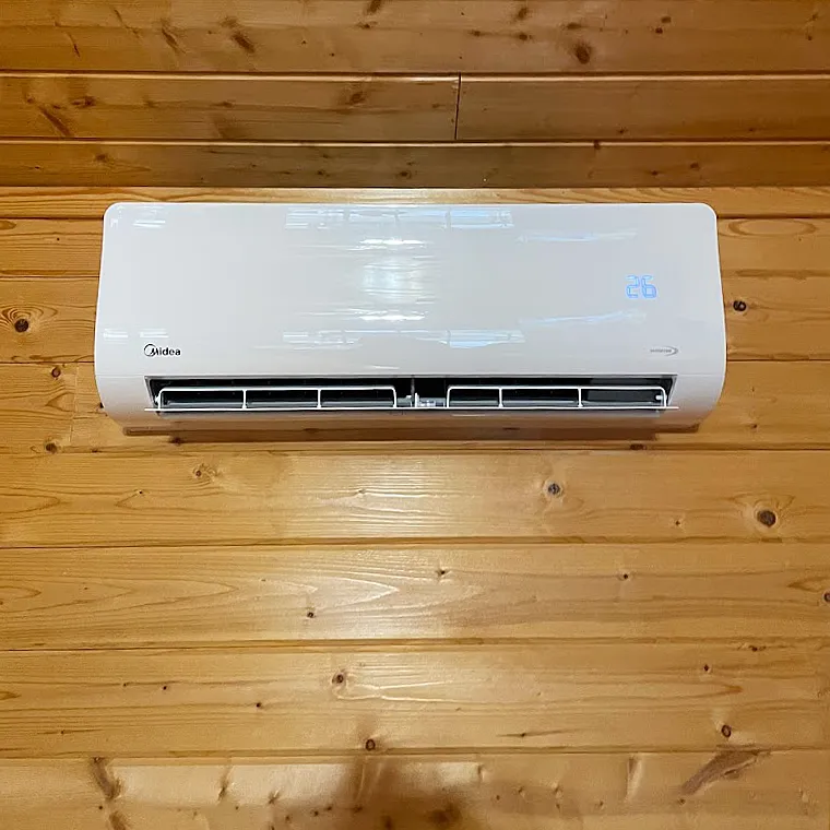 Midea ilmalämpöpumppu asennettuna mökkiin