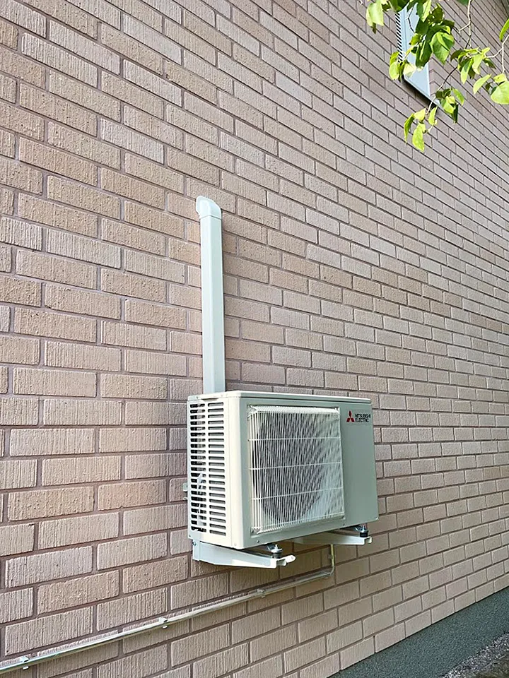 Mitsubishi Electric ilmalampopumppu asennettuna tiiliseinään