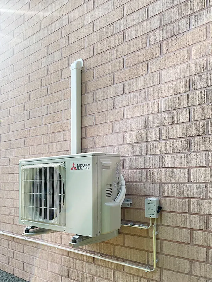Mitsubishi Electric ilmalampopumppu asennettuna tiiliseinään