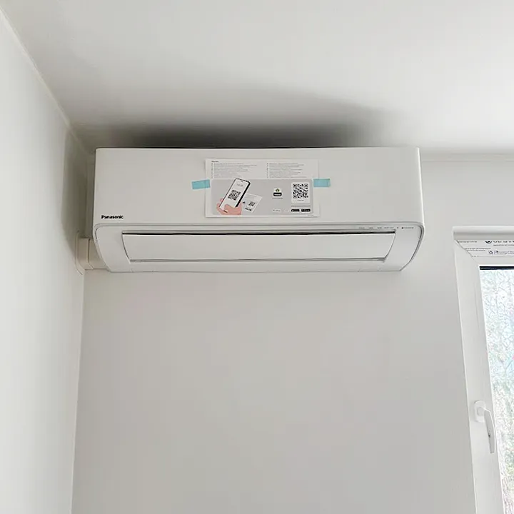 Mitsubishi Electric ilmalampopumppu asennettuna ikkunan viereen huoneen nurkkaan