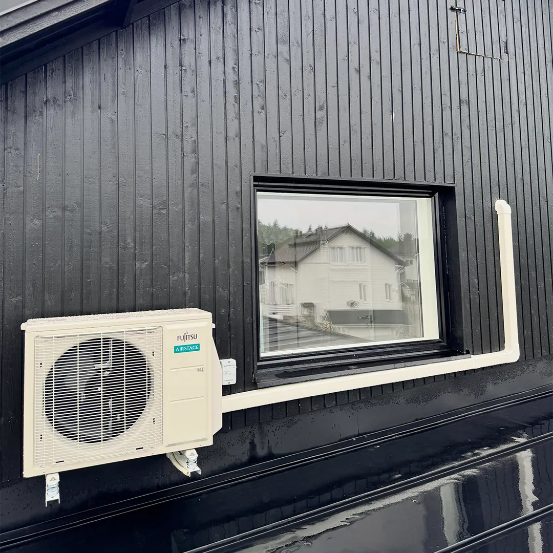 Fujitsu Airstage ilmalämpöpumppu asennettuna puutalon yläkertaan