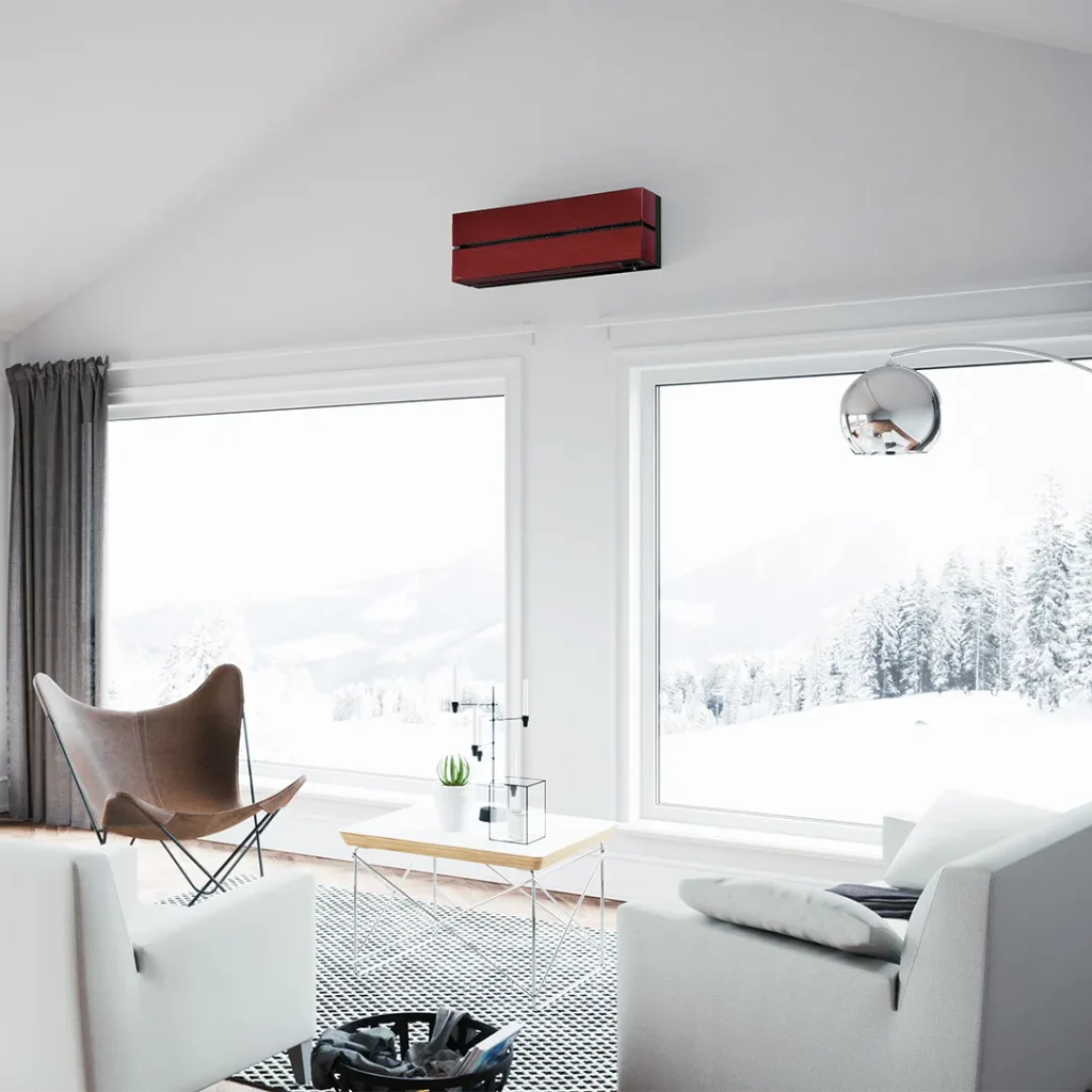 Mitsubishi Electric LN rubiininpunainen ilmalämpöpumppu olohuoneessa ikkunoiden yläpuolella