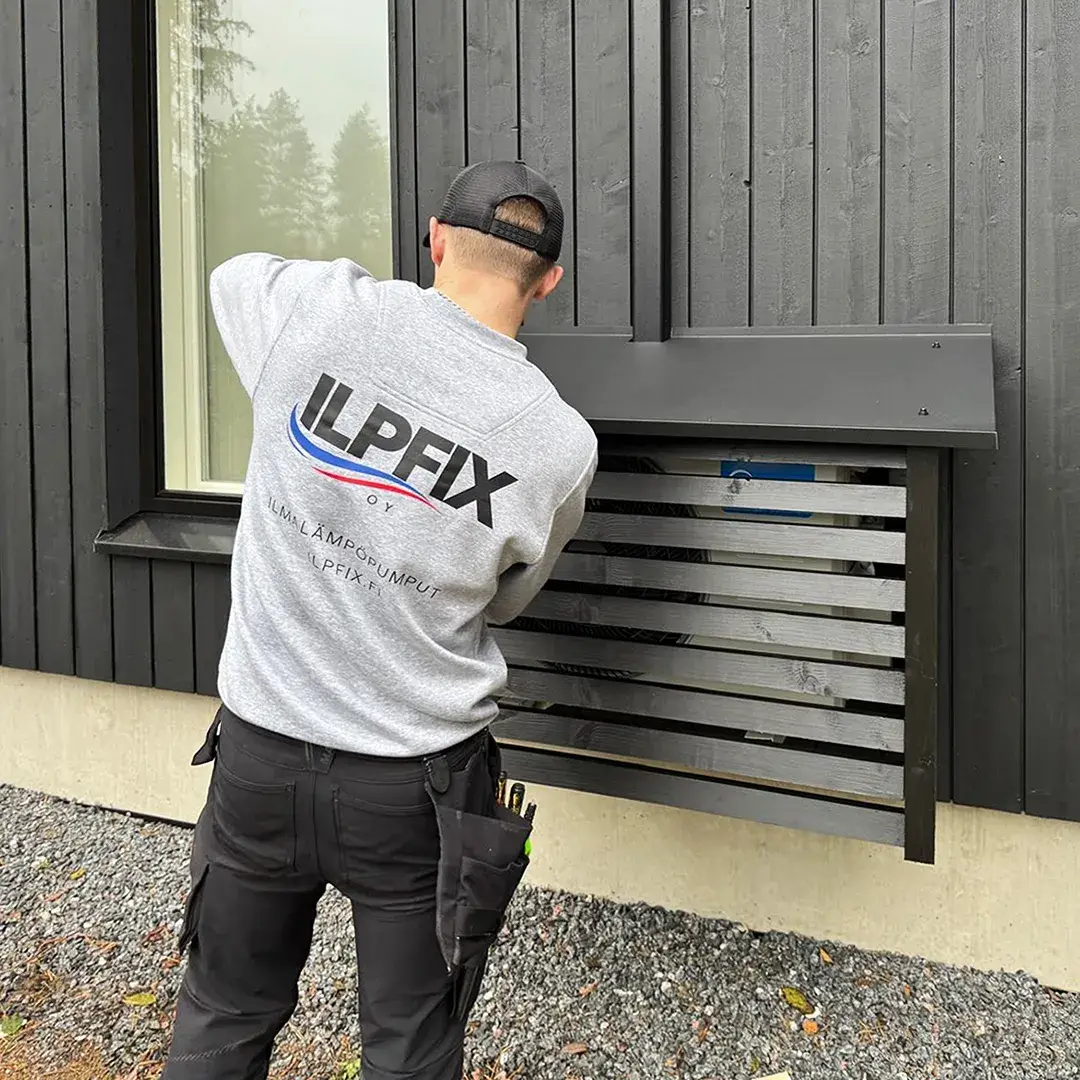 ILPFIX asentamassa mustaa suojakoteloa seinälle